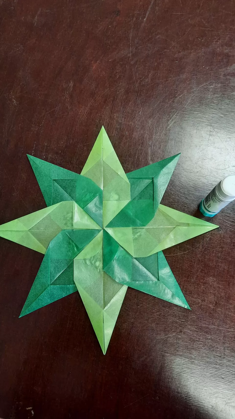Fertig geklebter grüner Pergamentstern