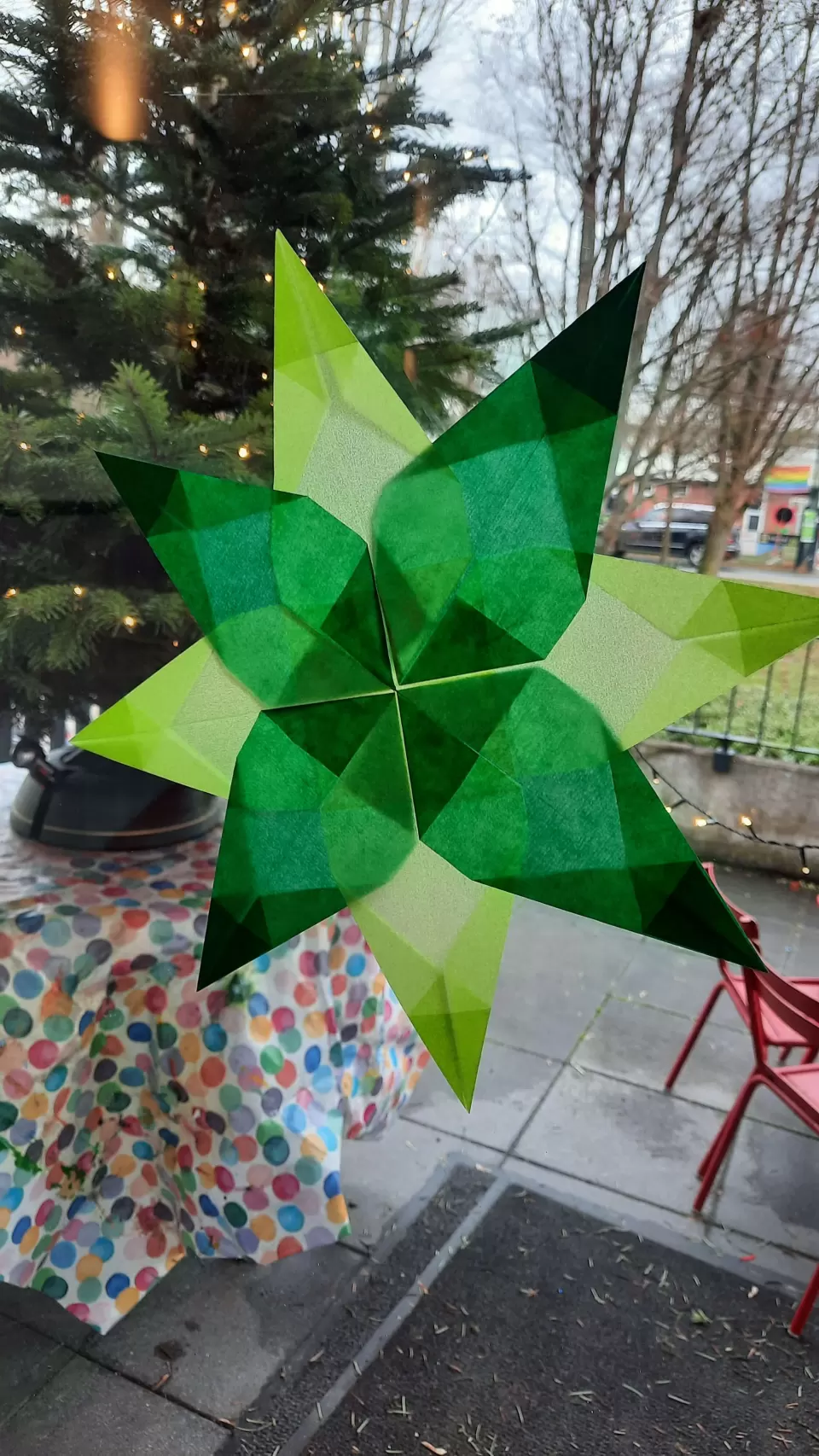 Grüner Pergamentstern an einem Fenster