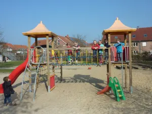 Kinder spielen auf dem Außengelände der Kita
